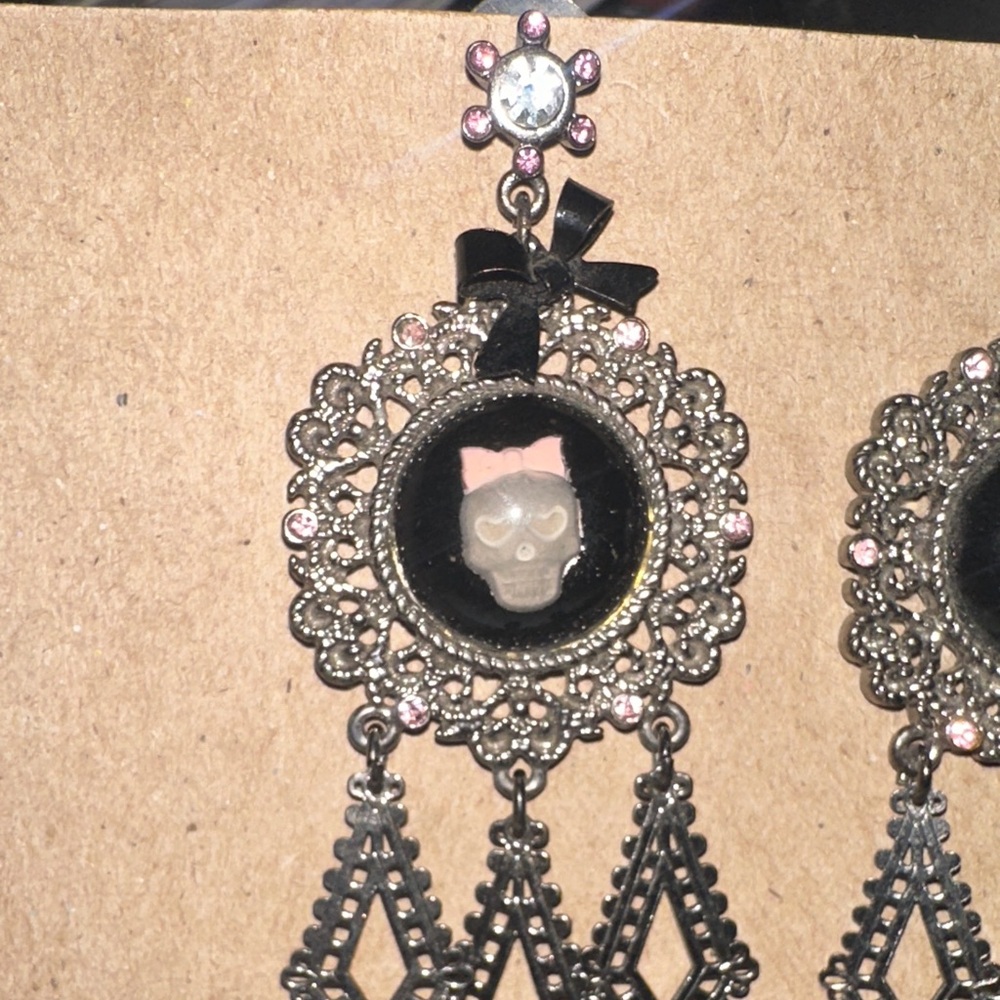 Betsey Johnson Skull Cameo Chandelier Earrings - Picture 3 of 6